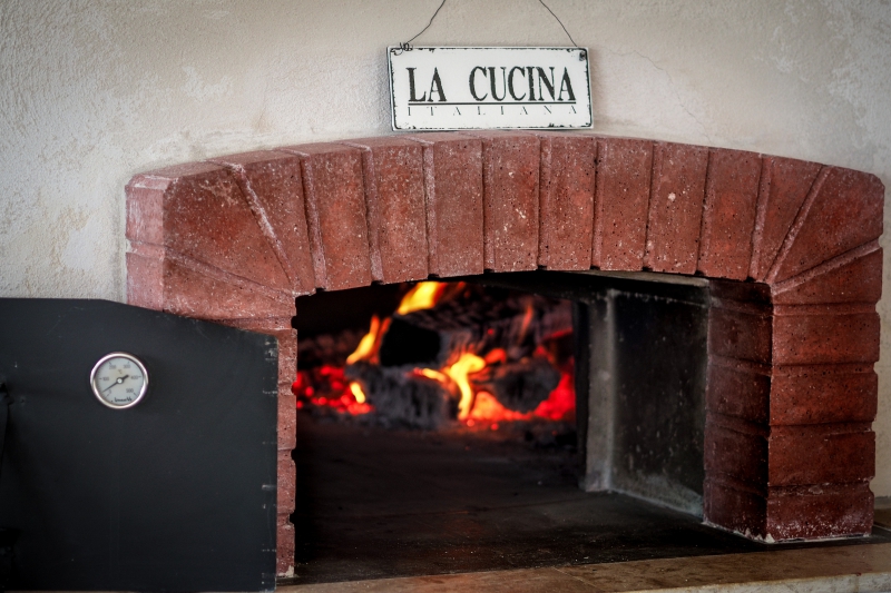 pizzeria-ROQUEBRUNE CAP MARTIN-min_pizza-oven-1344719